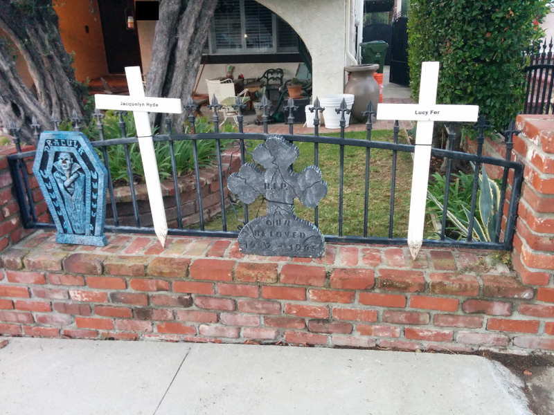 Illustration for article titled Halloween Decorations From a Few Neighborhoods